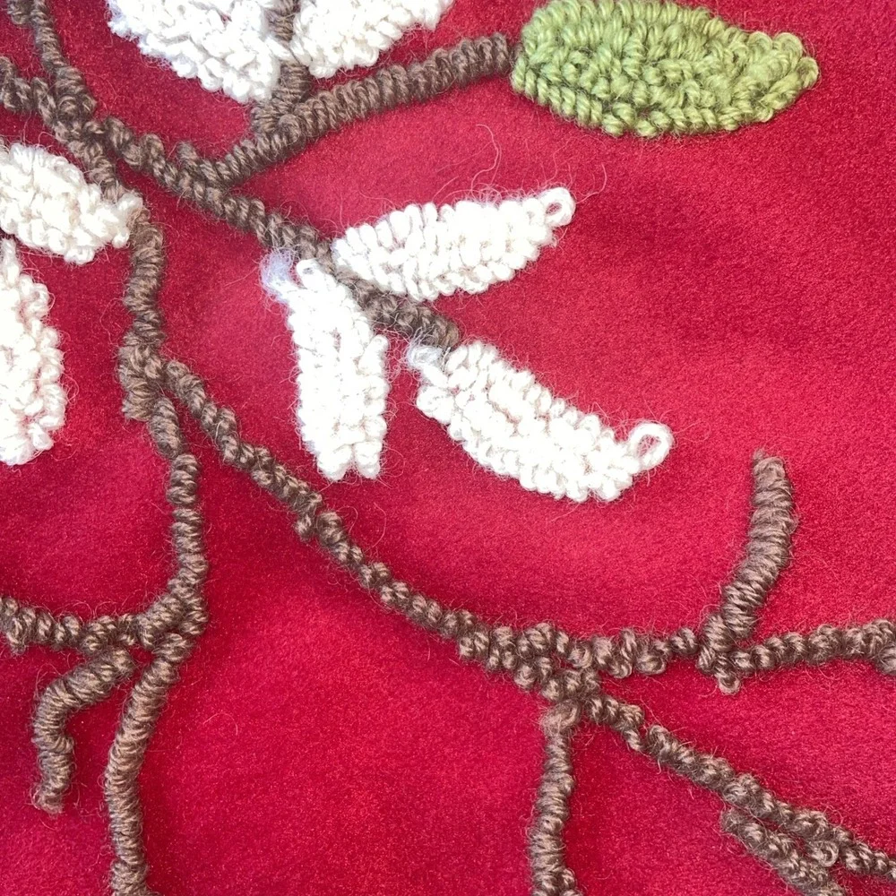 50 BEAUTIFUL Jingles & Joy Tree skirt, looped yarn embroiderybranches and leaves
